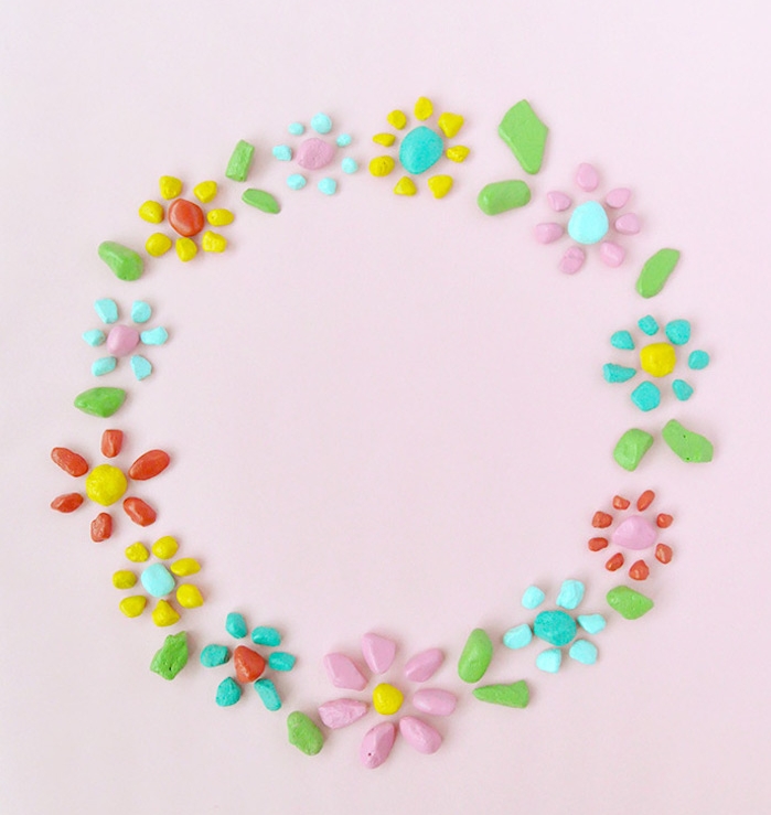 idée de puzzle composé de galets décorés de peinture de couleurs diverses pour composer une couronne de fleurs, activité manuelle primaire