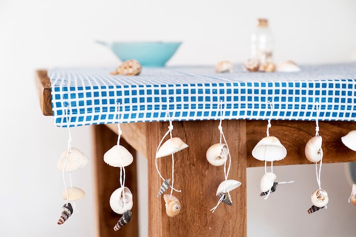 nappe blanc et bleu personnalisé de décoration de coquilles de mer enfilées run un fil, deco table bord de mer