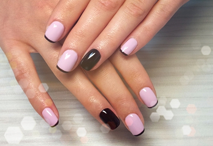 idée deco ongle french en base rose et bouts noirs, modèle de nail art avec annulaire différentes en vernis noir brillant