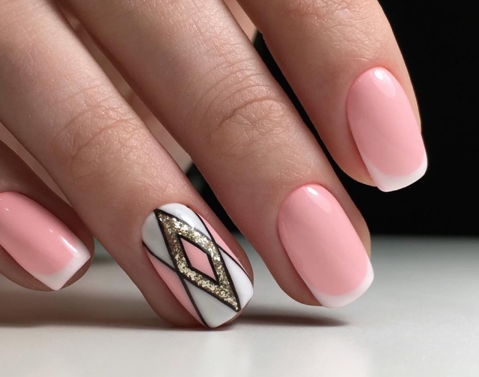 vernis-de-base-rose-pastel-manucure-french-blanc-et-rose-annulaire-décoration-motifs-géométriques-glitter-or-lignes-noires-ongle-rose-pale vernis rose pastel et blanc sur ongles mi-longs, modele ongle français avec déco annulaire à design géométrique en blanc rose et glitter or