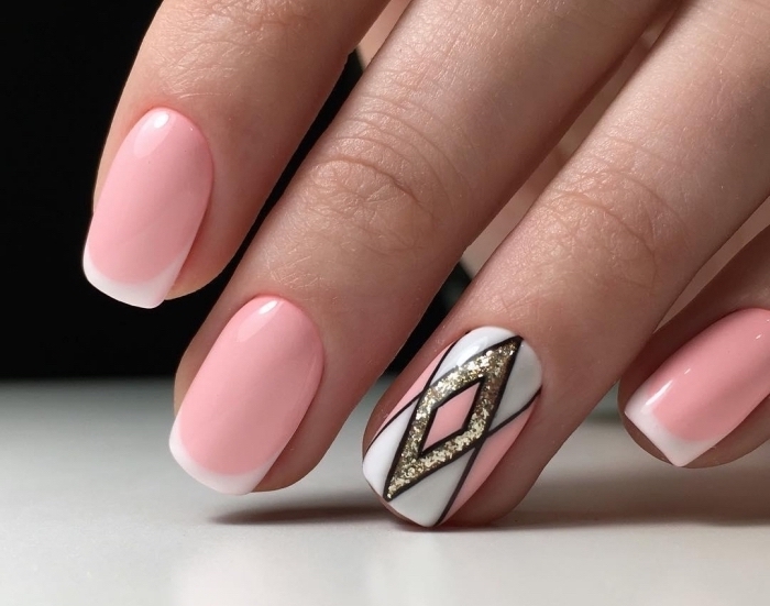 vernis rose pastel et blanc sur ongles mi-longs, modele ongle français avec déco annulaire à design géométrique en blanc rose et glitter or