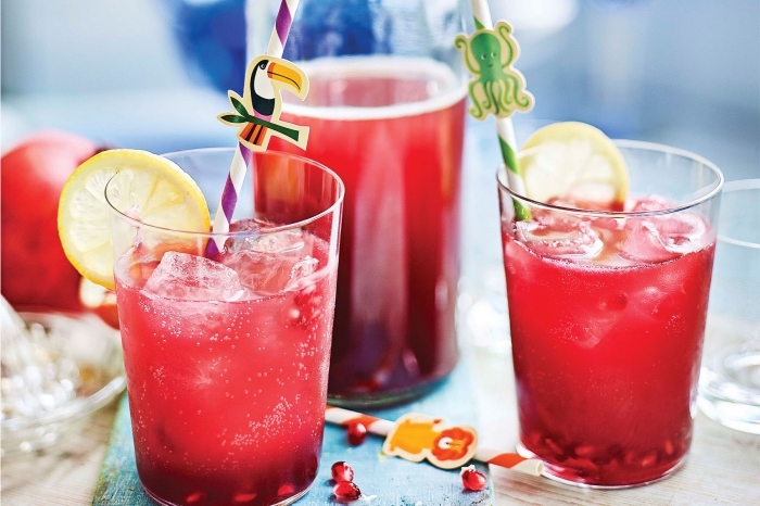 jolie décoration de verre cocktail avec pailles et stickers amusants, boissons fraîches à la base d'eau froide et de jus de fruit
