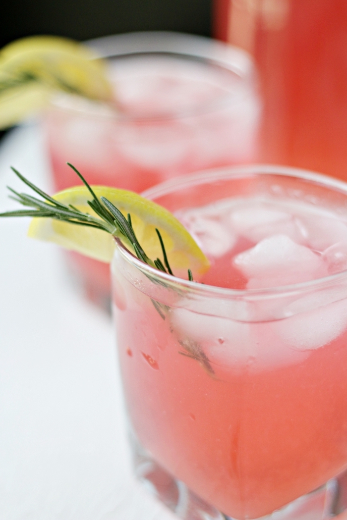 idée cocktail d'été sans alcool avec de l'eau froide et jus d'agrumes à garnir avec tranches de citron et herbes