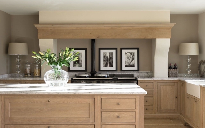 idée meuble cuisine bois aux murs taupe et plafond blanc, aménagement cuisine avec armoires en bois et comptoir marbre