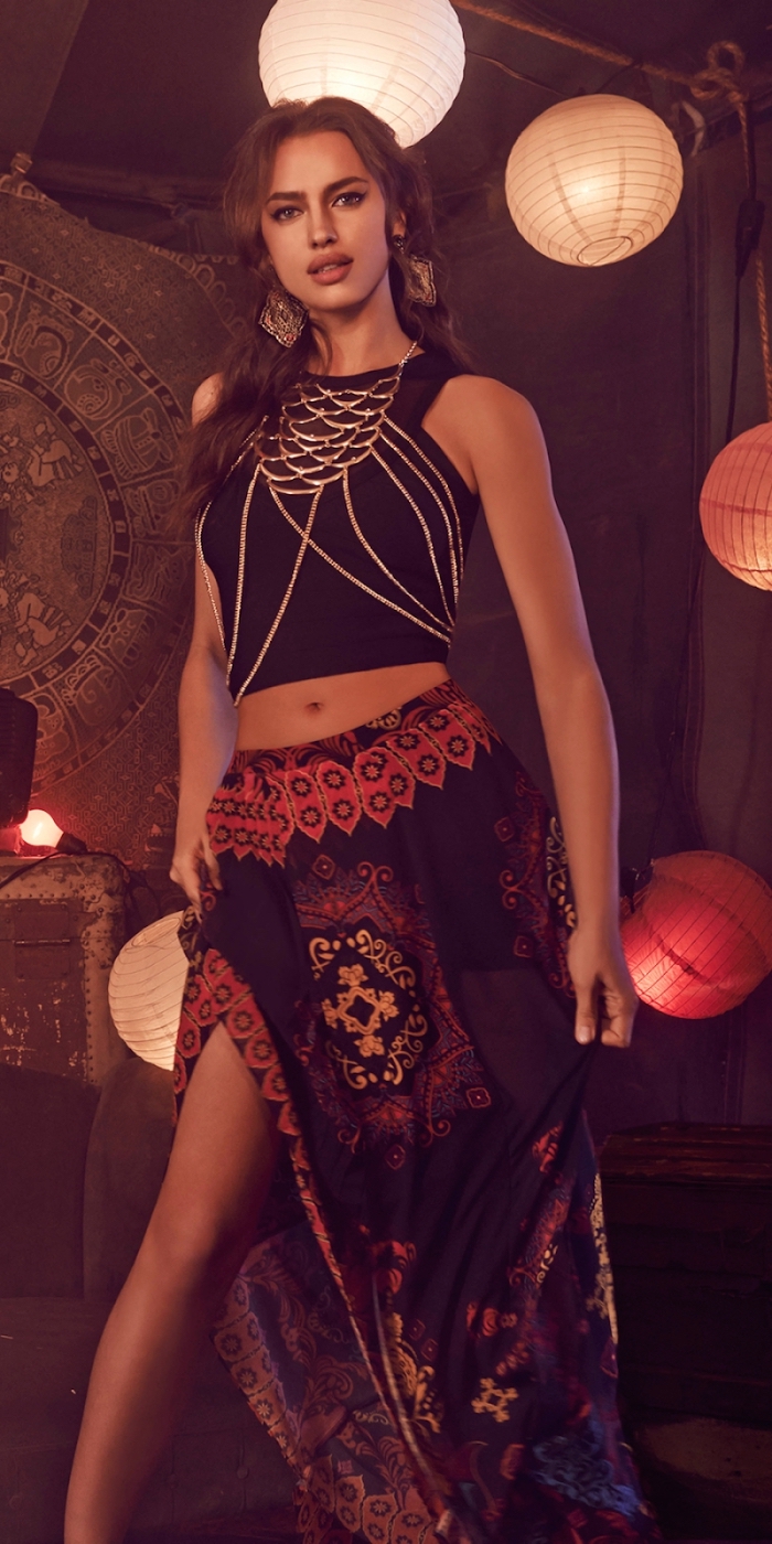 idée tenue de style gypsy avec top crop noir à décoration bijoux argent combiné avec jupe longue aux motifs ethniques