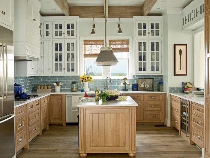 déco de style campagne dans une cuisine blanc et bois avec armoires vitrage et blanc, modèle de crédence au carrelage bleu