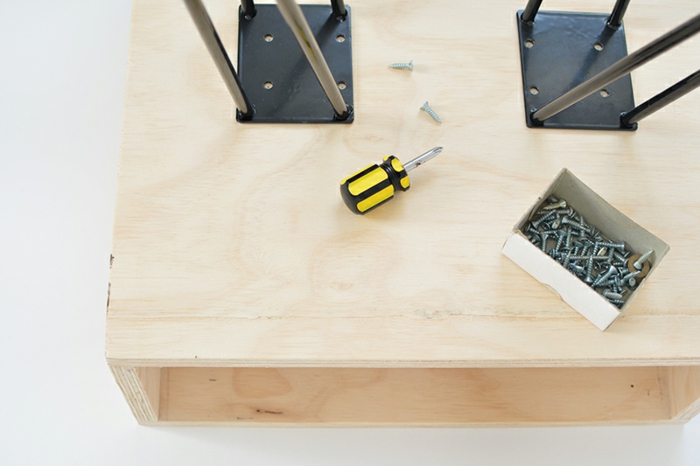 petite table de nuit avec planches de bois et pieds industriels vissés, comment réaliser un chevet pas cher