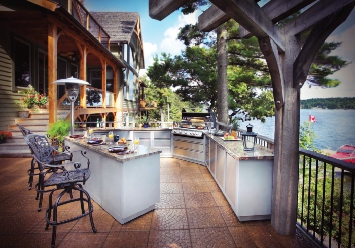 idée comment aménager une terrasse avec vue sur le lac, équipement de cuisine d'été avec ilot et barbecue