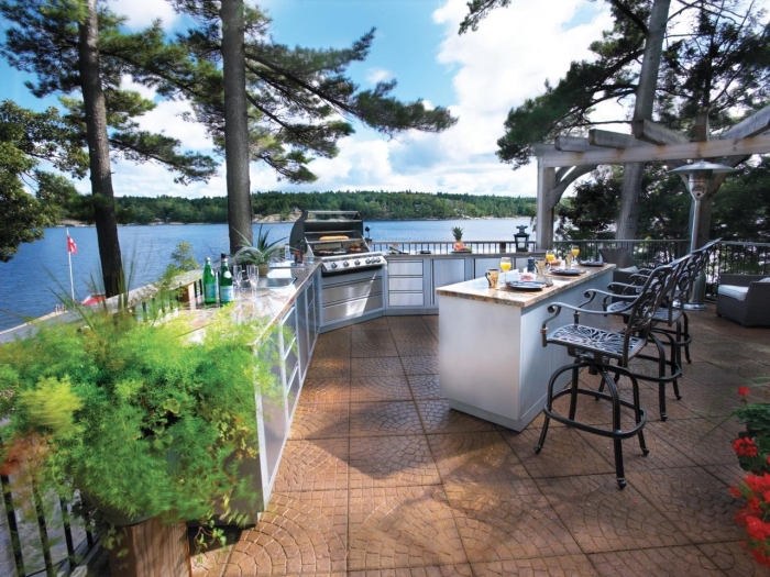 comment aménager une terrasse avec vue sur le lac, déco cuisine avec plan de travail exterieur en blanc et granite