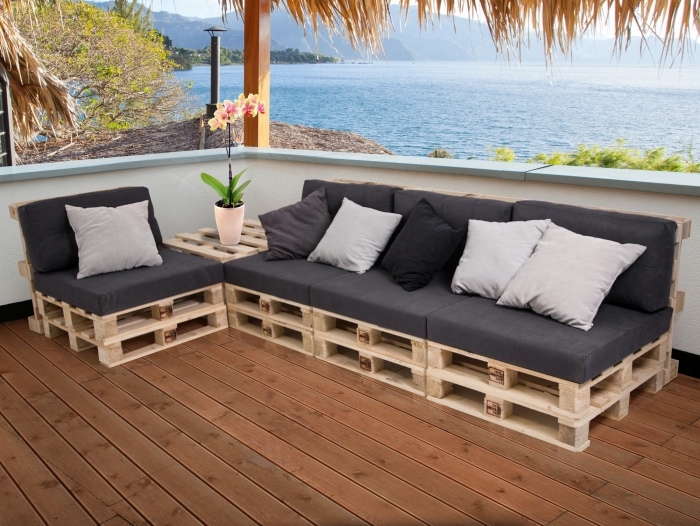déco de terrasse au plancher de bois marron et toit en pailles aménagée avec mobilier en palettes de bois DIY