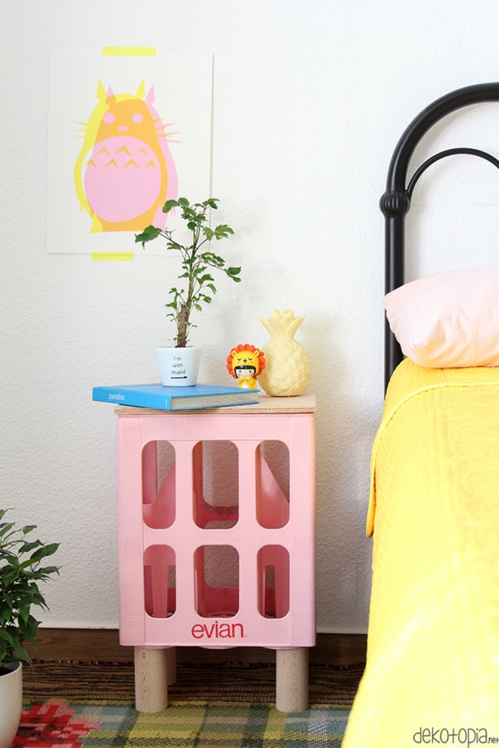 caissette rose transformée en table de chevet dans une chambre à coucher colorée et gaie