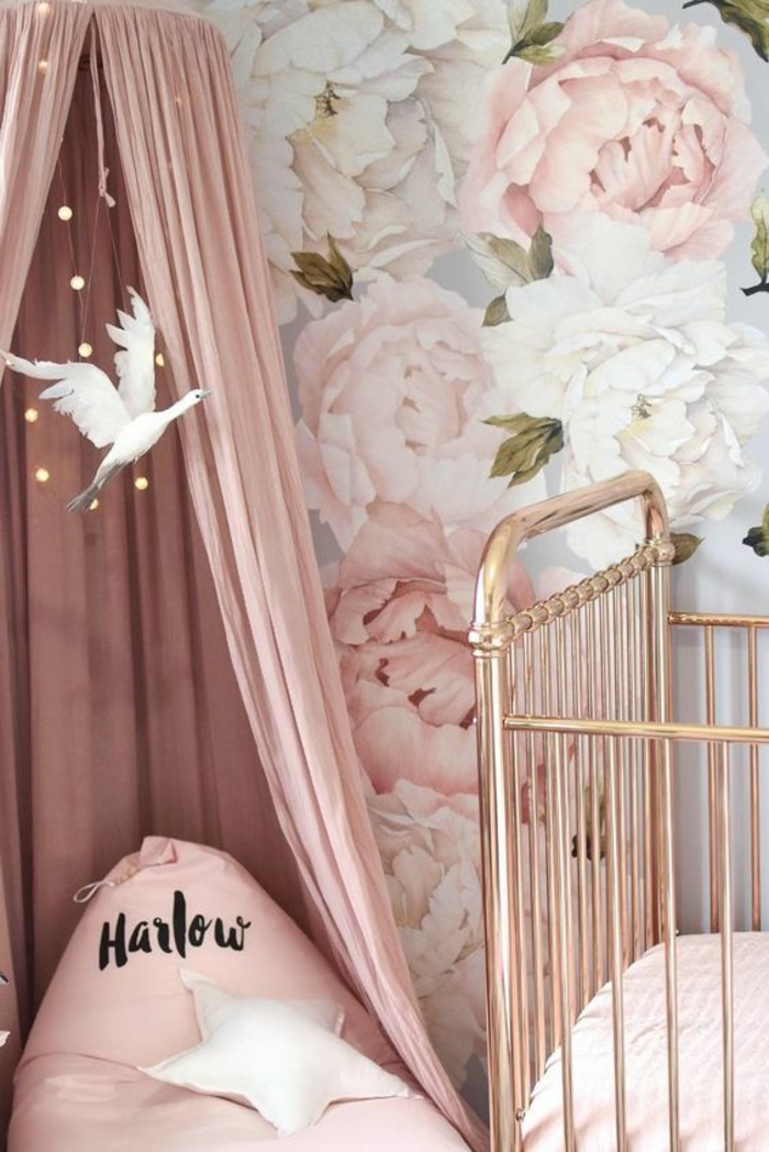 couleur rose poudré pour la déco de la chambre de bébé, moustiquaire en couleur rose pale, lit bébé barreuax métal doré 
