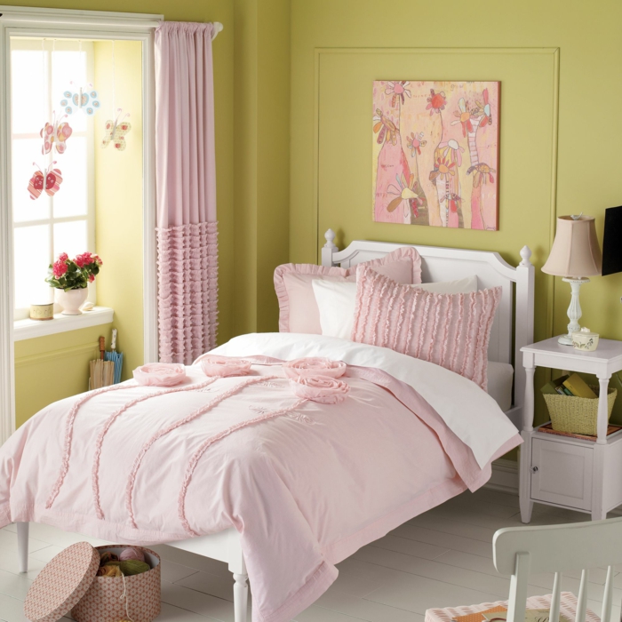 couleur rose pale pour la couverture du lit et pour les rideaux, panneau au-dessus de la tete du lit aux nuances roses, murs en vert réséda 