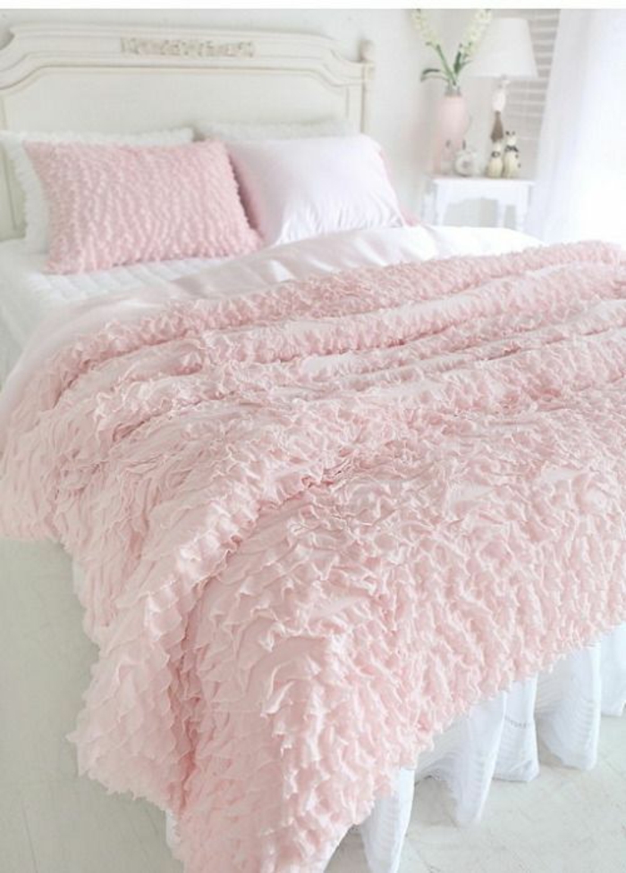 couleur rose pale, chambre rose et gris, couverture de lit et coussin en couleur rose poudré linge blanc et un coussin blanc, effet intéressant du contraste blanc et rose