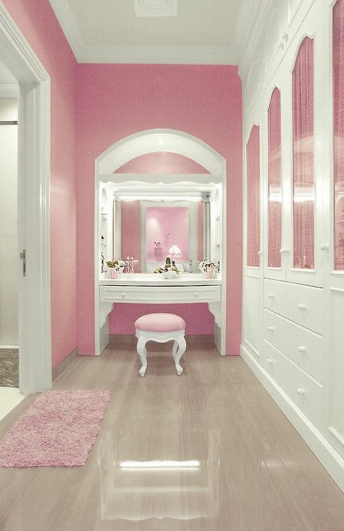 pièce en longueur, murs en rose et blanc, plafond blanc, petit tapis rectangulaire en couleur rose pale, cadre de grande porte blanche