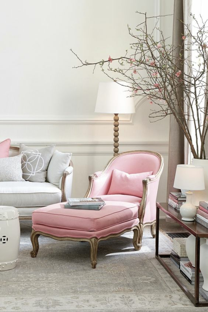 chambre rose poudré et taupe, fauteuil en vieux rose, murs blancs aux ornements en style néo-classique, quelle couleur associer au gris 