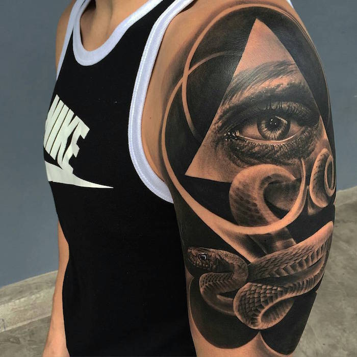 tatouage bras femme et epaule serpent pyramide oeil realiste relief noir et blanc