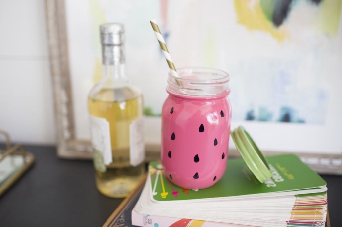 modèle de jar à boisson fraîche personnalisé avec une couche de peinture rose et dessin noirs à design pastèque
