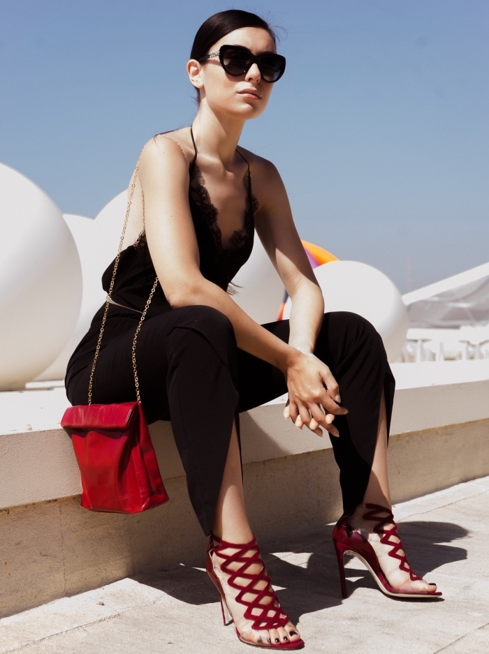 comment porter une combinaison noire femme avec bretelles, modèles de sandales rouge combinés avec sac à main rouge