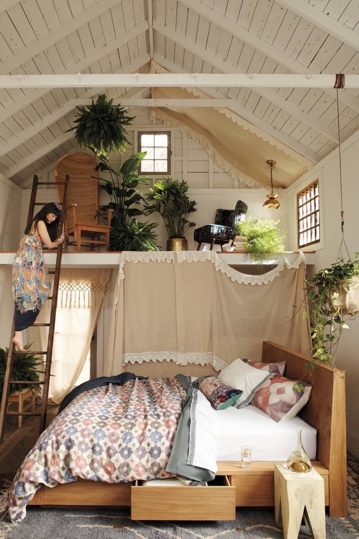 exemple de decoration boheme dans un studio au plafond haut avec meubles de bois et plantes exotiques vertes