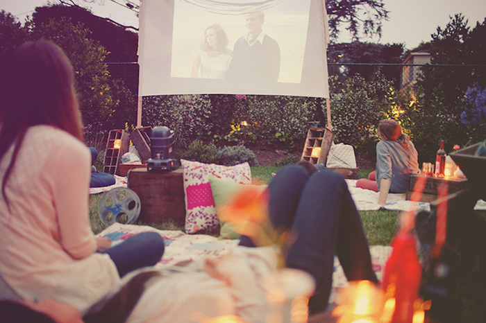 adorable-idée-pour-la-soirée-bachelorette-regarder-un-film-en-plein-air-cinéma-sous-les-étoiles-pique-nique-evjf-film-soirée Activité enterrement de vie de jeune fille organisation evjf programme organiser une soirée de films en plein air cool idée
