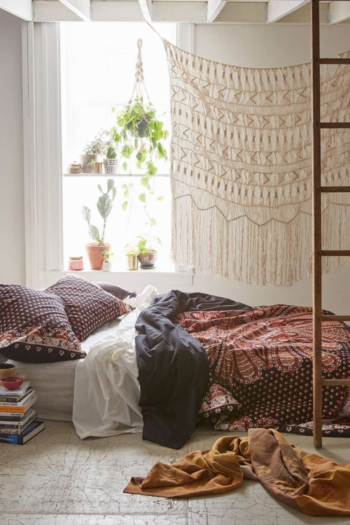 déco de chambre blanche avec plafond en poutres bois, exemple accessoires de style bohème chic et plantes vertes