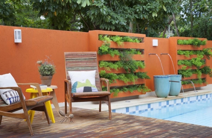 idée originale pour un jardin vertical aménagé à côté de la piscine, qui semble se fondre dans le mur