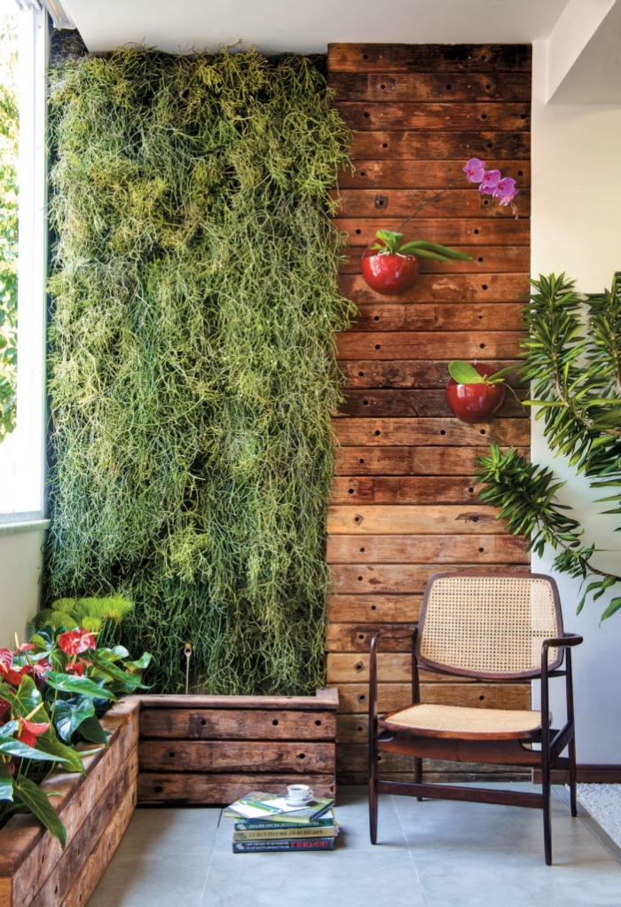 quelles plantes choisir pour réaliser un mur végétal extérieur pour le balcon ou le jardin, déco de jardin original avec un mur végétal délimité par des planches de bois en lambris mural décoratif