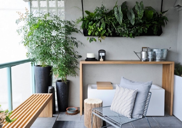 mini-jardin vertical suspendu réalisé avec un sac poche de plantation, idéal pour les petits espaces 