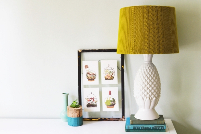 modèle de lampe de chevet personnalisés à design ananas avec une déco en tissu crochet de couleur jaune moutarde
