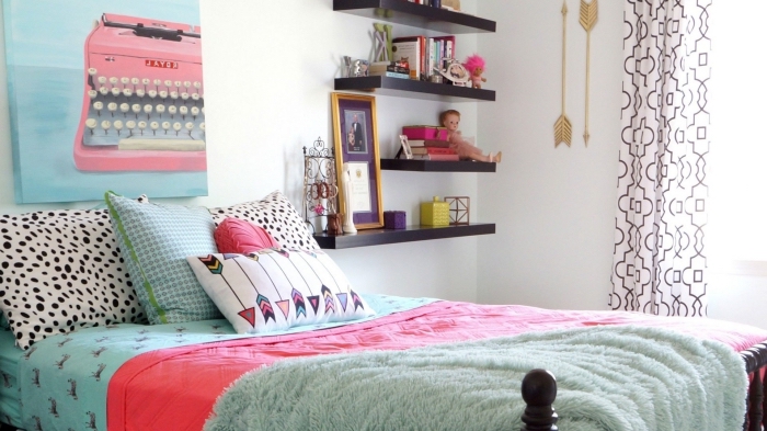 idée comment décorer une chambre ado fille avec objets personnalisés, déco murale avec flèches de bois peintes en or