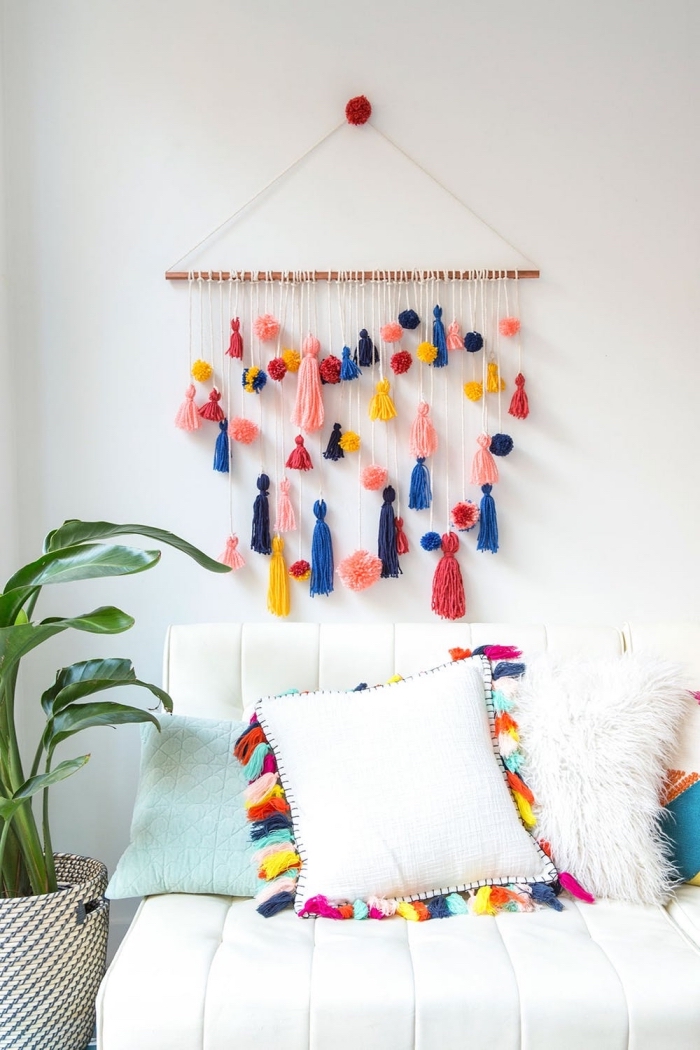 design intérieur de style boho chic dans une chambre fille, modèle de suspension murale DIY en tassels multicolore