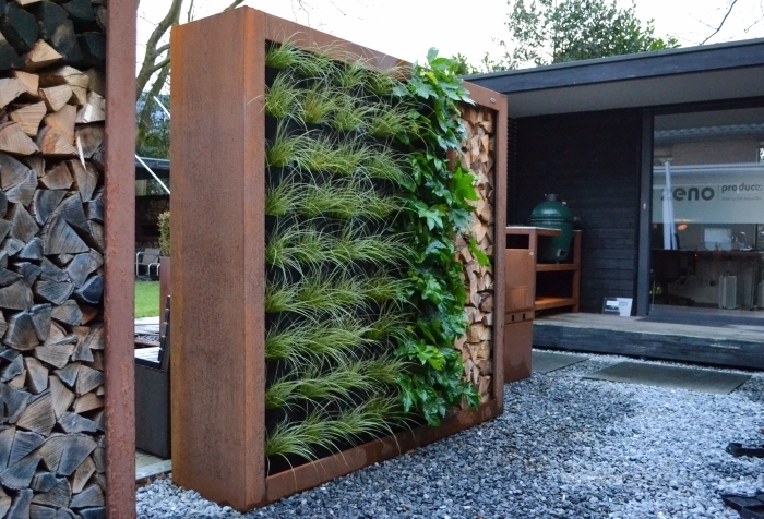 idée originale pour l'aménagement d'un petit jardin, une construction en bois abritant un mur végétal et des bûches