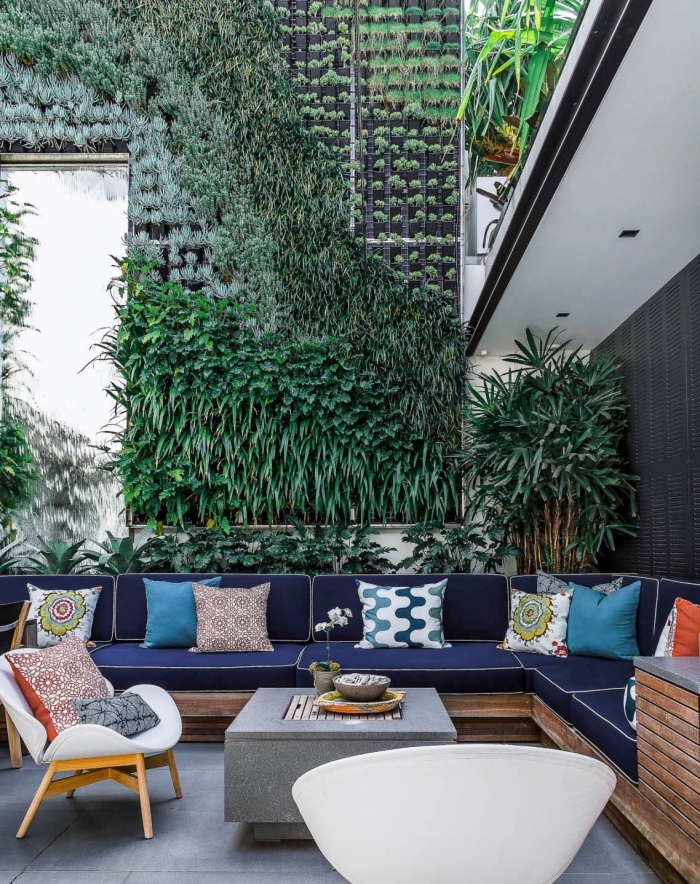 une décoration de jardin naturelle avec un système modulaire de mur végétal sur mesure d'aspect décoratif, qui invite à la contemplation et à la détente