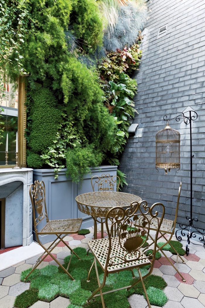 inspiration pour la décoration d'un patio ou d'un jardin avec un mur végétalisé luxuriant et mobilier de jardin vintage en métal qui apporte une touche de fantaisie au jardin