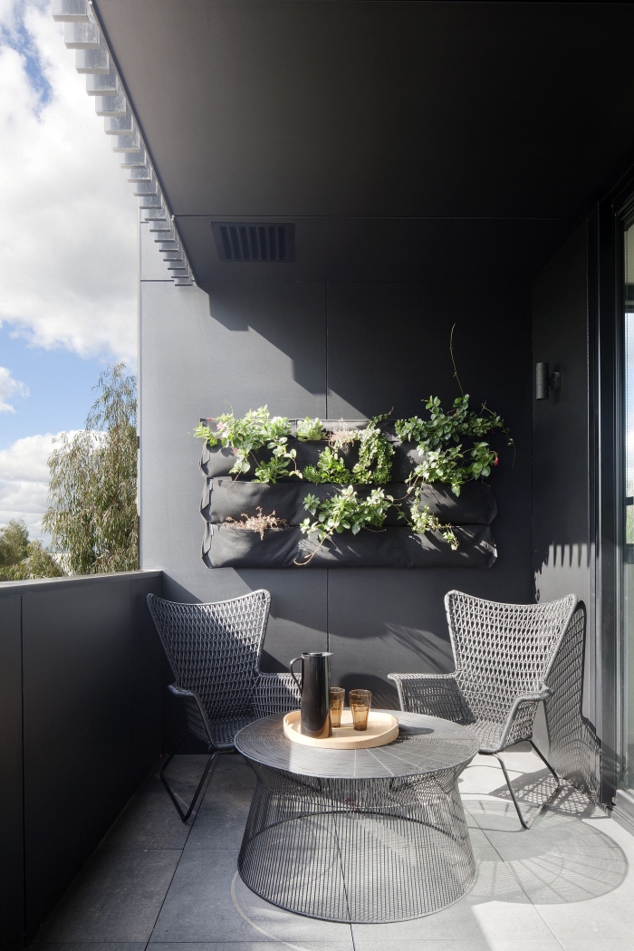 système de mur vegetal exterieur avec poches, idéal pour les petits espaces, idées pour l'aménagement d'un petit balcon moderne et sophistiqué