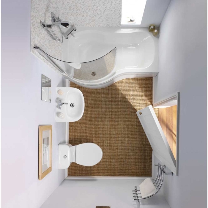 exemple comment aménager une salle de bain aux murs blancs avec baignoire et douche au carrelage mosaique