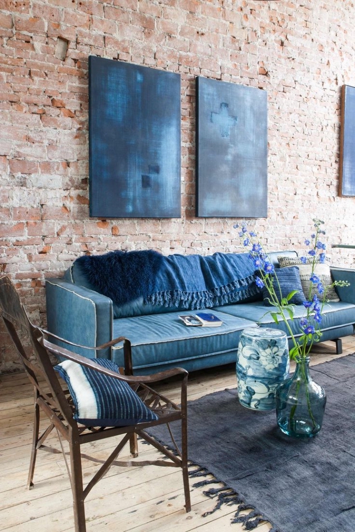 deco salon bleu d'ambiance loft industriel, mur de briques qui met en valeur la richesse des nuances de bleu