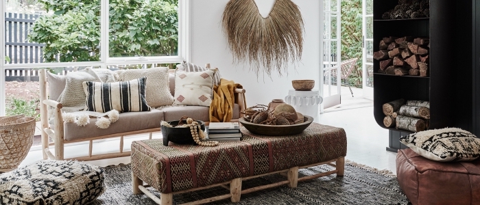 mobilier et accessoires de style tribal pour intérieur de style chic ethnique, table basse en bois avec tissu motifs ethniques