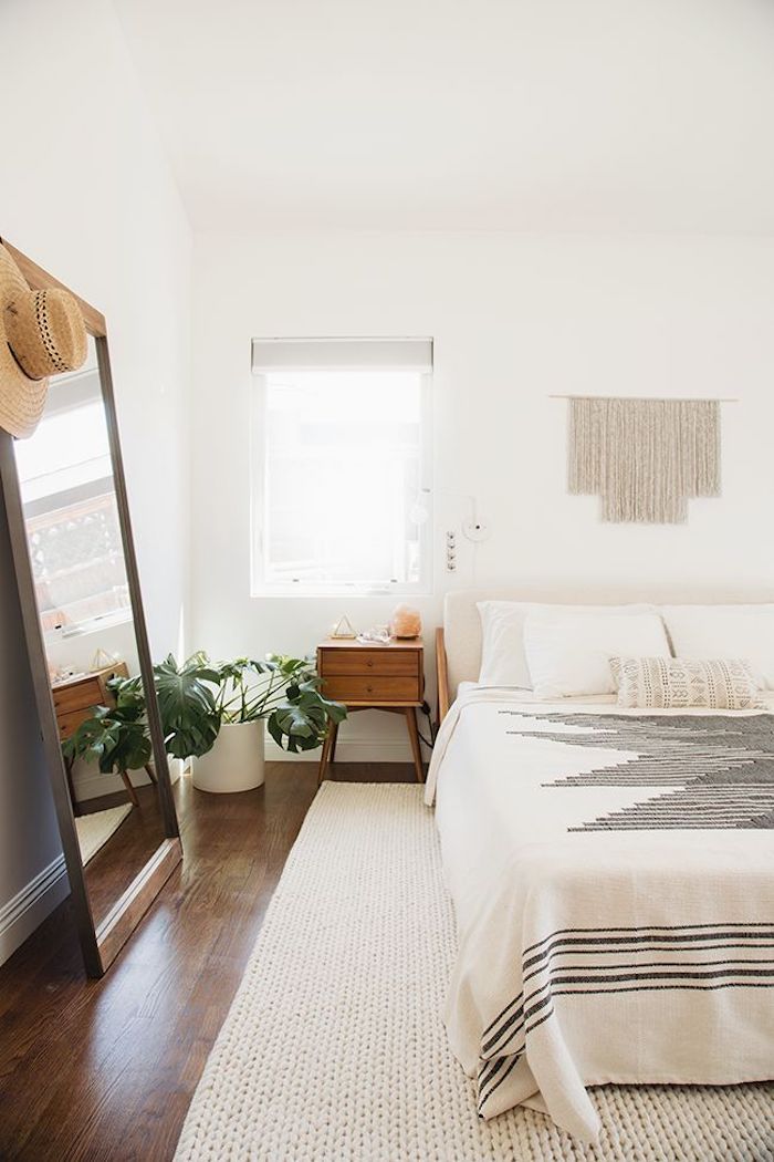 Deco chambre simple, murs blanches, plancher de bois, deco chambre adulte, cool idée design moderne pour petite chambre avec grand miroir