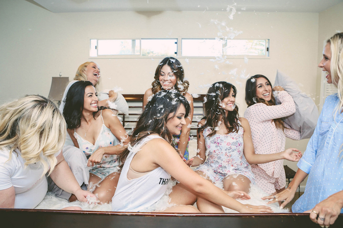 amies-soirée-pijama-coussins-plumes-activité-amusement-idée-evjf-idée-enterrement-de-vie-de-jeune-fille-soiree-entre-amies-la-futur-mariee Idées enterrement de vie de jeune fille pas cher organisation evjf pillow fight filles soirée mignonne idée