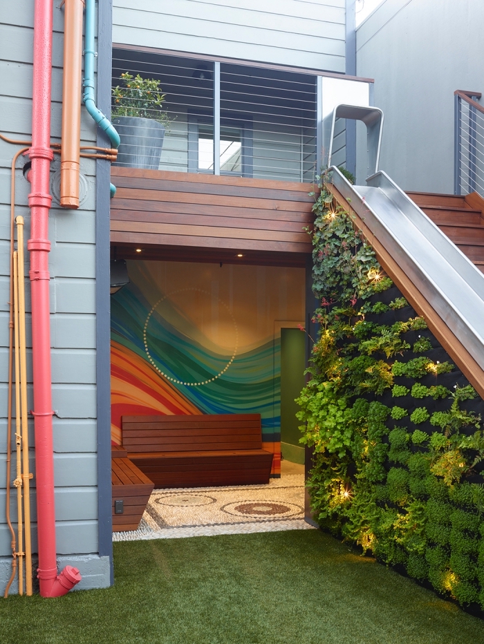 idée de déco d'escalier extérieur original avec un mur vegetal artificiel ou naturel