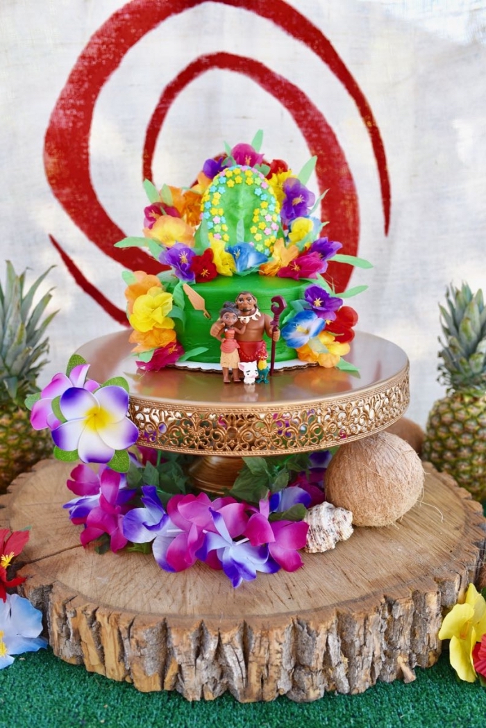 modèle de decoration gateau vaiana réalisée en pâte à sucre colorée avec petites figurines de Maui et Vaiana