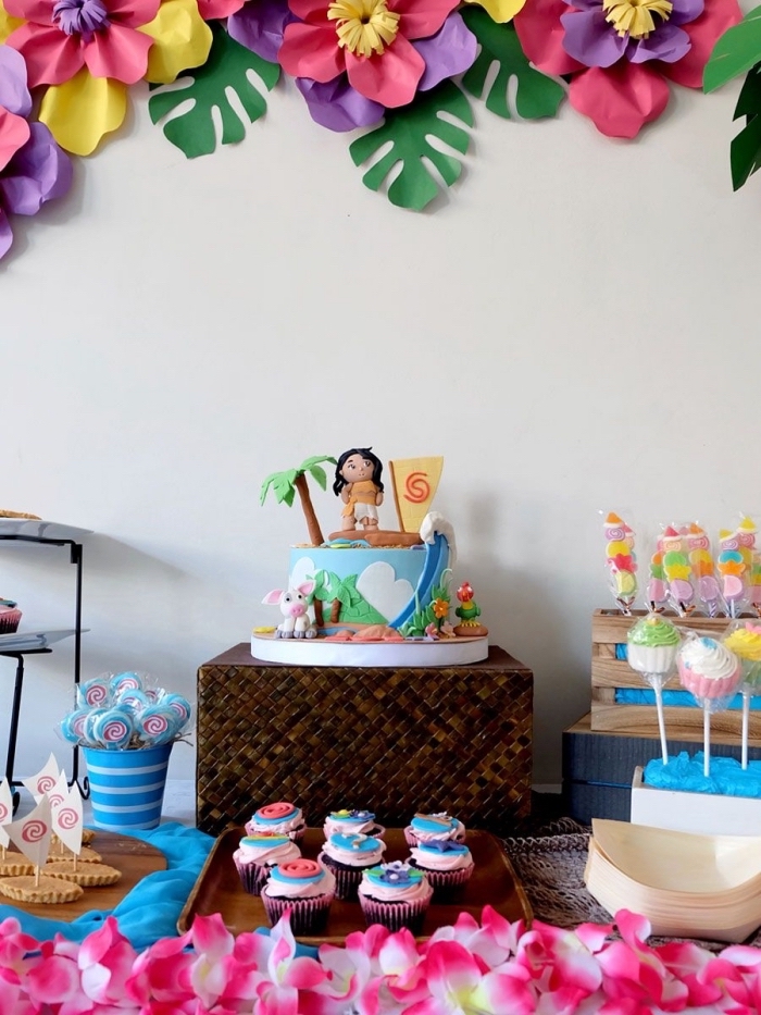 décorer un dessert surprise pour anniversaire d'enfant avec une figurine vaiana gateau, déco sur le thème Disney