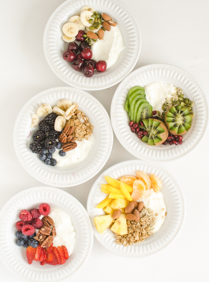 bol protéiné avec du yaourt grec nature, noix et graines et fruits frais, petit déjeuner diététique a faire soi meme