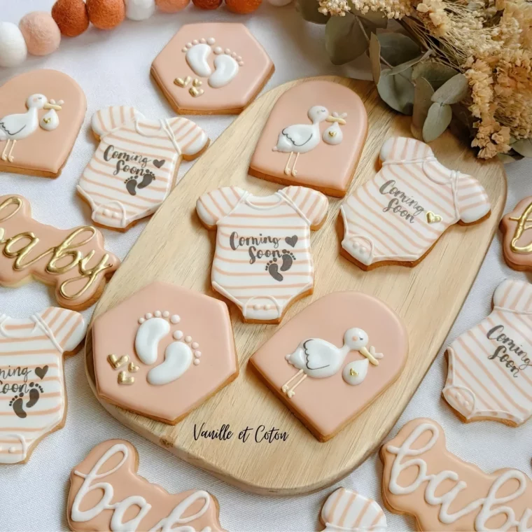 baby shower biscuits pieds bebe coeurs dores vetements plateau bois