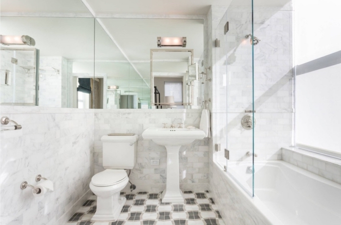 modèle salle de bain blanche au carrelage design marbre avec large miroir, idée aménagement petit espace avec miroirs