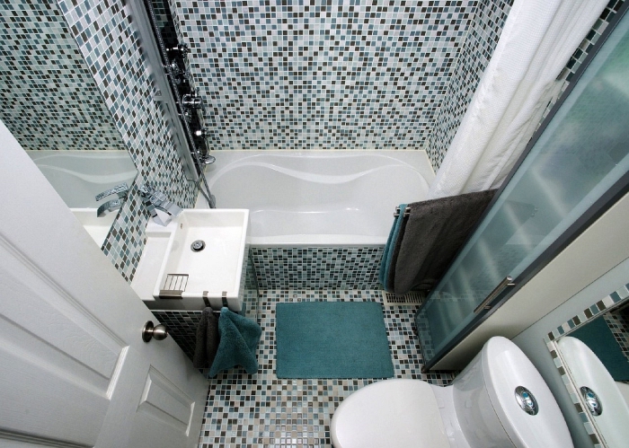 idée comment décorer une petite pièce, modèle salle de bain au revêtement mural en carrelage bleu et blanc