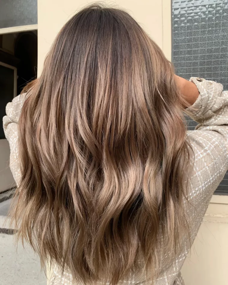 balayage sur cheveux longs legerement ondules