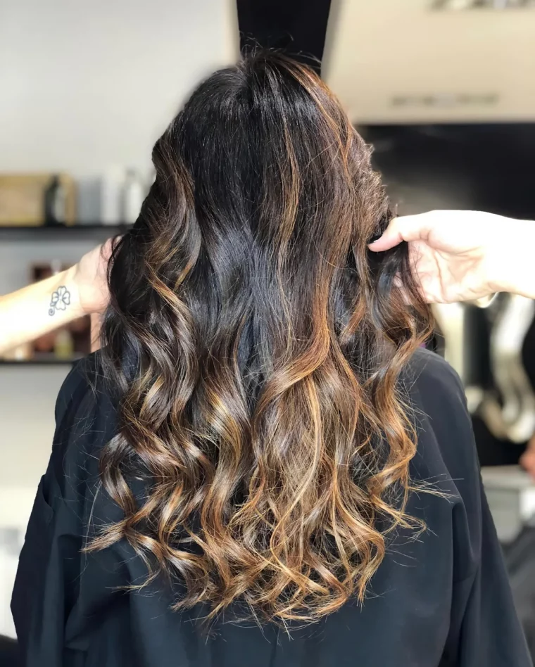 balayage sur cheveux longs ondules meches caramel